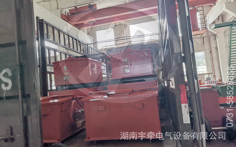 2.5噸蓄電池防爆電機(jī)車(chē)發(fā)貨 3.jpg