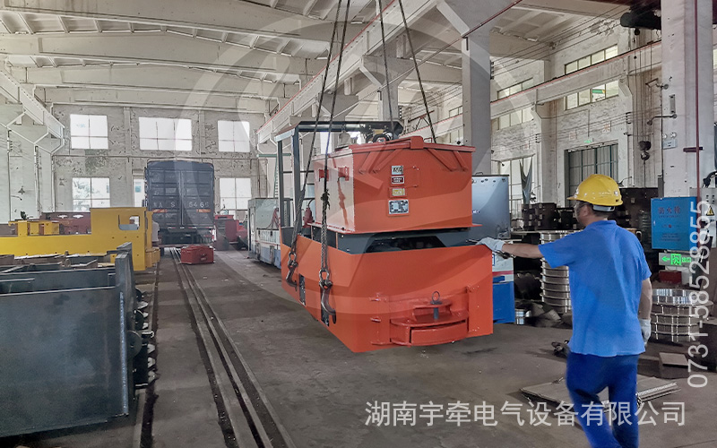 2.5噸防爆蓄電池電機(jī)車裝車發(fā)貨 2.jpg