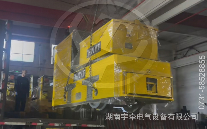 2.5噸及3噸蓄電池電機(jī)車(chē)出口海外 2.jpg