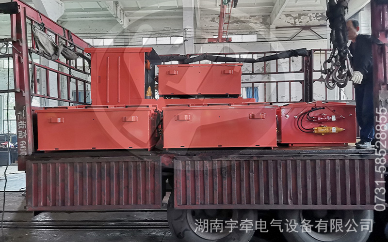 5噸防爆蓄電池電機(jī)車發(fā)貨 3.jpg